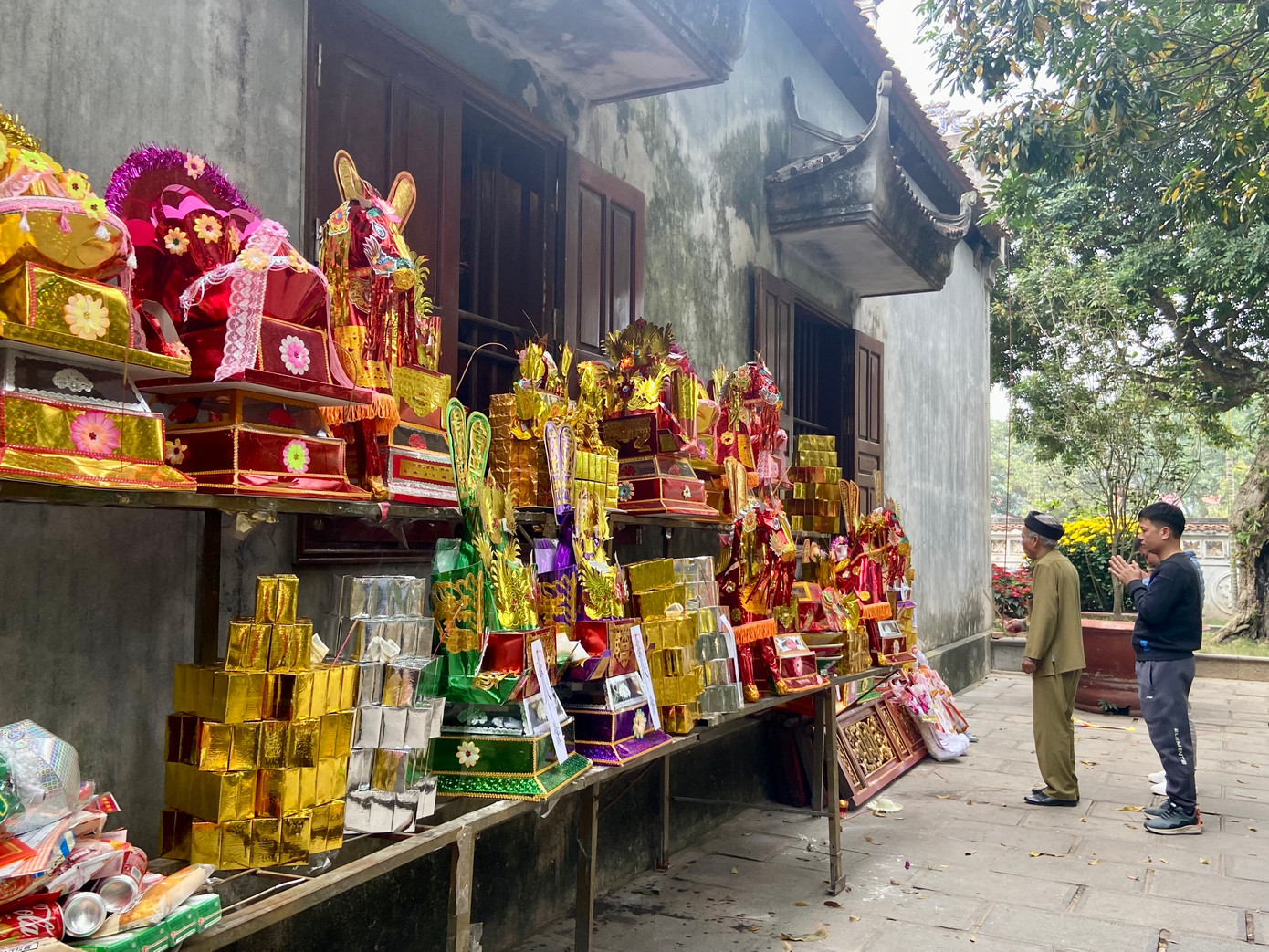 Số lượng lễ tăng nhiều, bên trong đình không đủ không gian bày nên tại đây đã được bố trí những kệ riêng phía ngoài để người đến có nơi đặt mâm lễ.