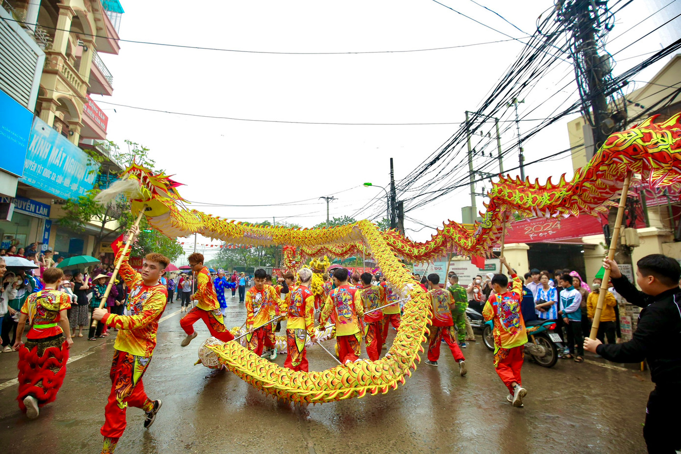 Hoạt động múa rồng đặc sắc diễn ra tại lễ hội.