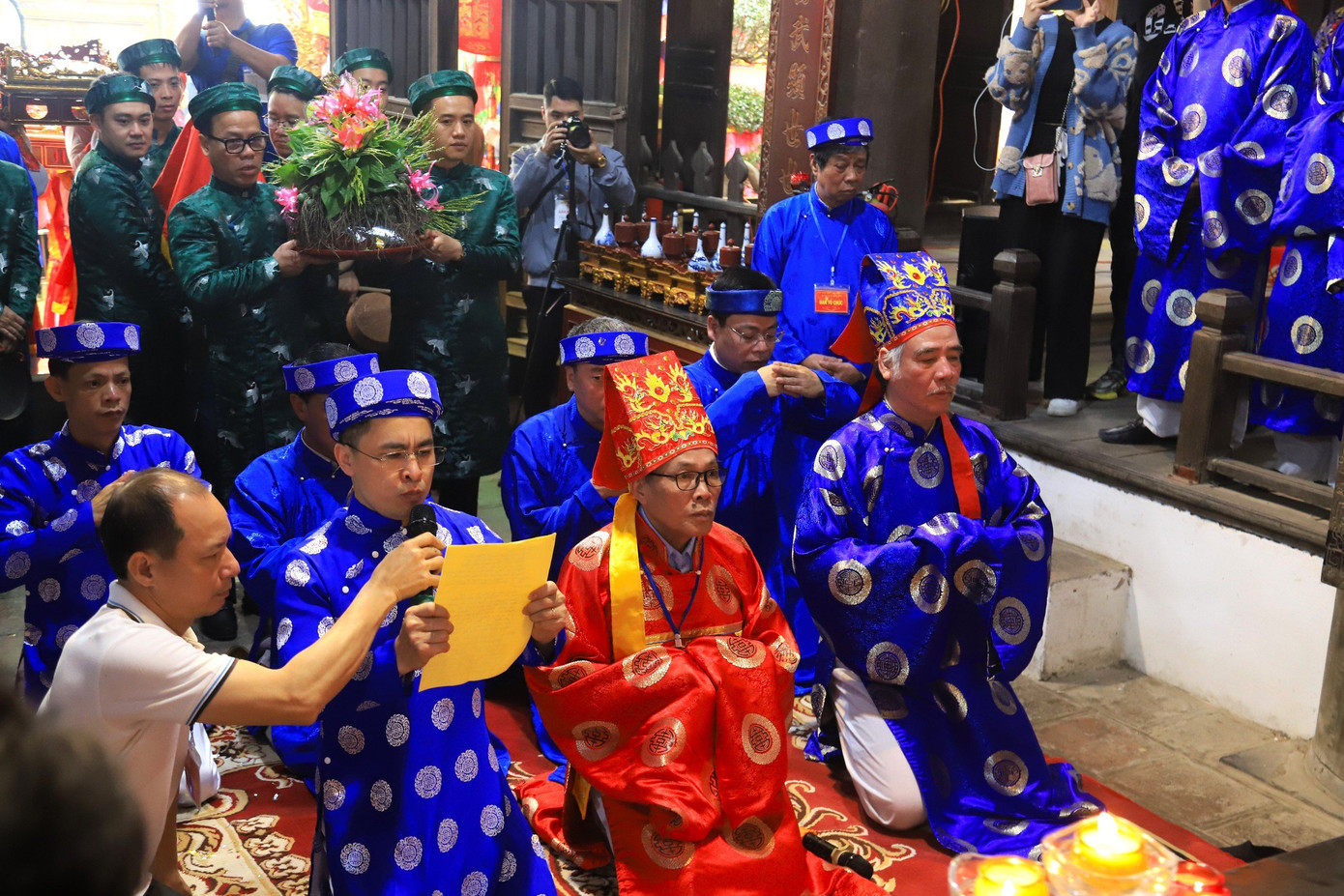 Theo đó, lễ rước nước, tắm bài vị, rước bài vị được diễn ra từ Miếu Bát Tràng và rước về Đình Bát Tràng, buổi lễ diễn ra trong không khí trang nghiêm với cờ phướn và kiệu đỏ rực rỡ. Mâm lễ dâng lên bề trên được gọi là Tam chính gồm 1 con trâu tơ thui béo, 1 con dê thui béo, 1 con heo sữa quay. Mâm cỗ bao gồm 6 mâm cỗ mặn và 4 mâm xôi.