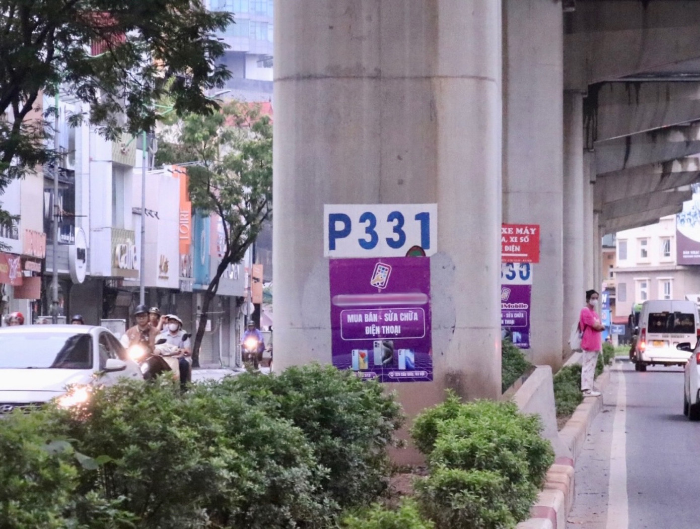 Các tờ rơi quảng cáo dán chi chít.