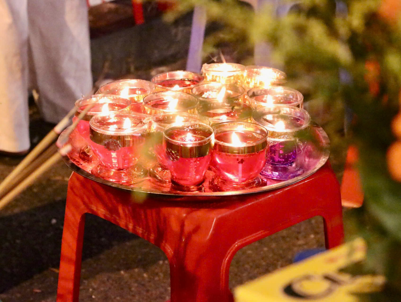 Do Phủ Tây Hồ không mở cửa vào khung giờ này nên những mâm lễ được để bên ngoài cổng phủ. Ghế được người bán hàng cho mượn để đặt mâm lễ khi dâng hương.