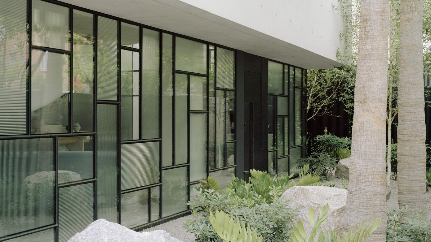 Không gian bên trong ngôi nhà được kết nối với không gian xanh bên ngoài qua khu vực cửa kính ở tầng 1.