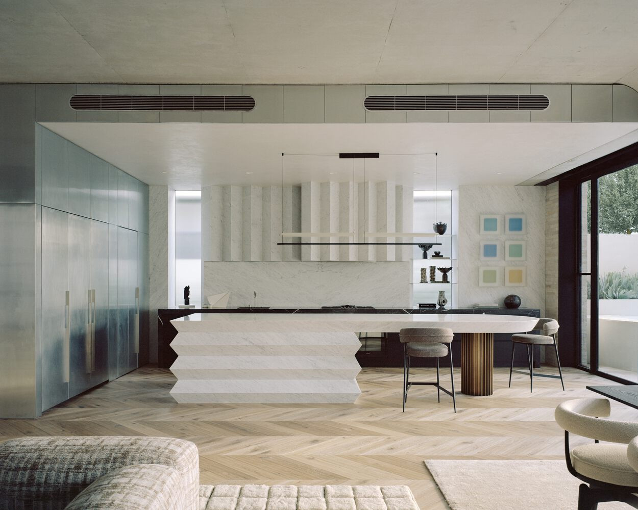 Từ phòng sinh hoạt chính, sân hiên lớn và hồ bơi trải dài ra khu vườn tầng trệt.