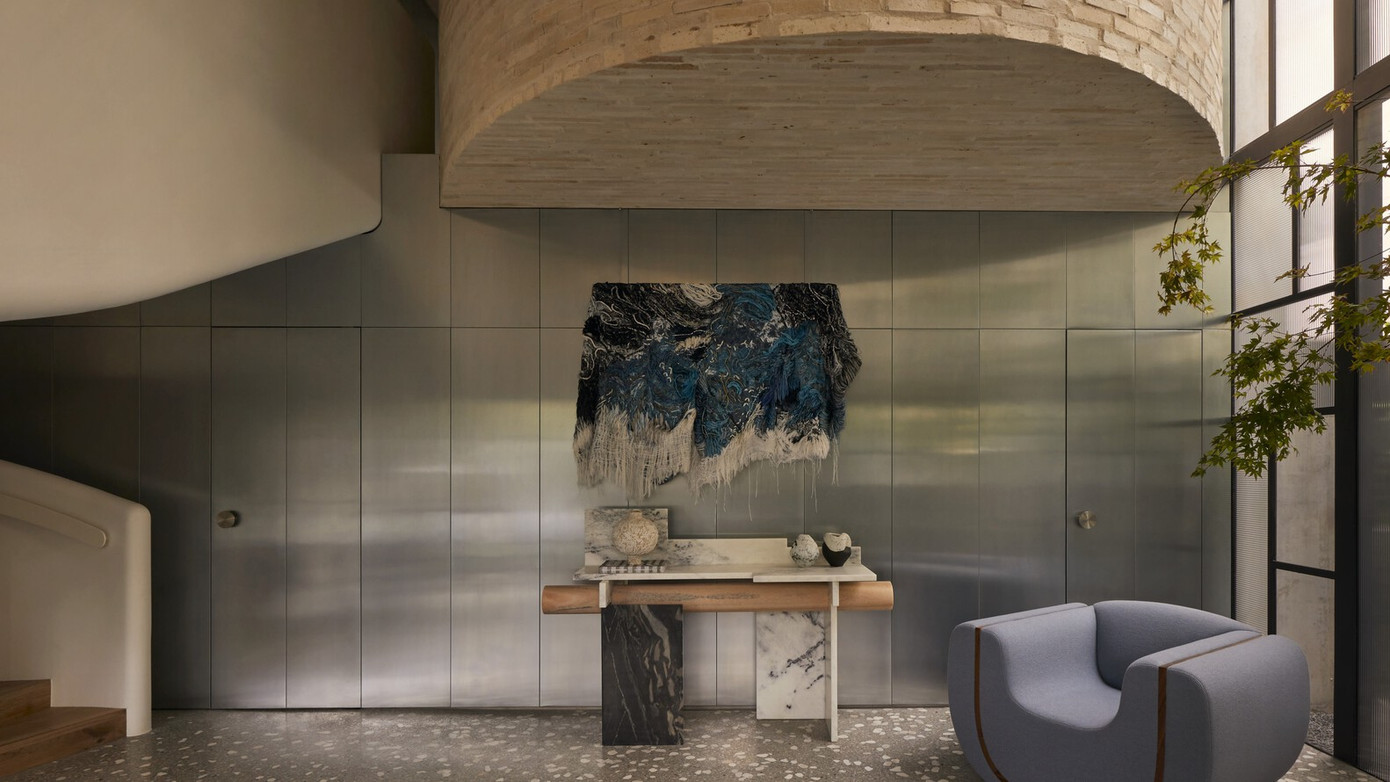 Mảng xanh được bố trí có chọn lọc giúp làm dịu bớt hình khối mạnh mẽ của công trình, đồng thời kết nối chặt chẽ giữa kiến trúc và thiên nhiên.