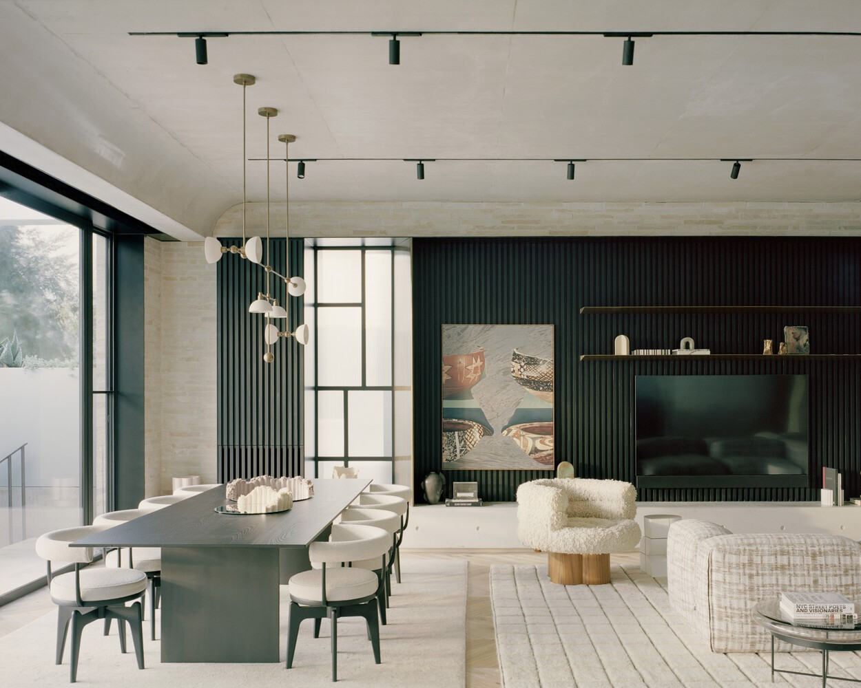 Đi sâu vào bên trong, sự đối lập giữa chất liệu thô mộc và mềm mại được đẩy lên cao độ: từ bê tông thô ráp, gỗ tối màu, đá cẩm thạch, granite, kẽm tự nhiên đến những lớp gỗ sồi Mỹ ấm áp, gạch Krause màu kem, đồng thau cổ và lớp vữa Venetian bóng mịn.