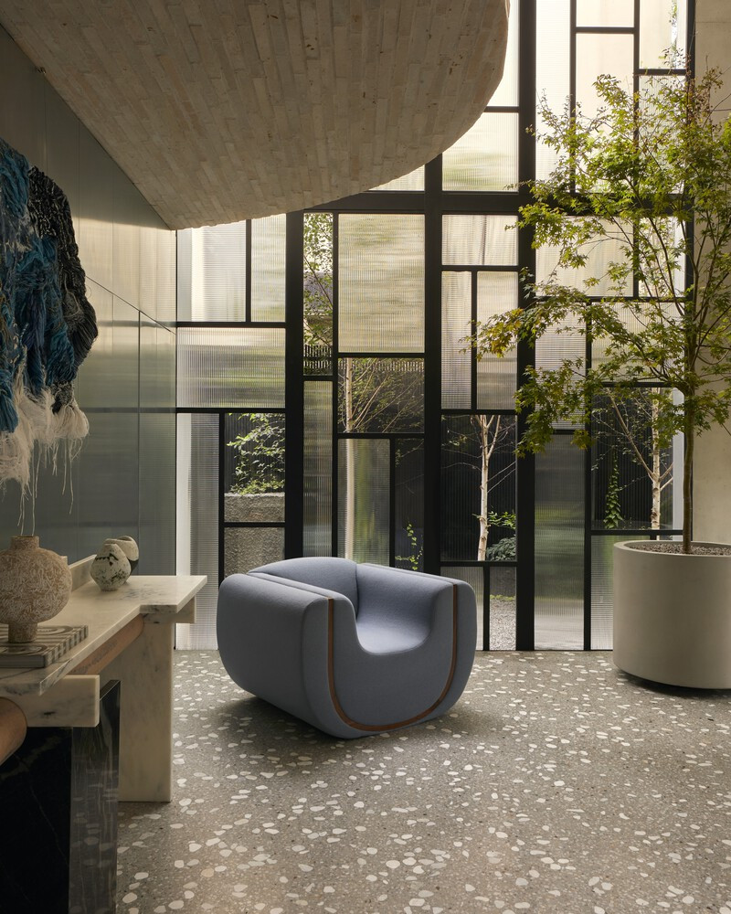 Các yếu tố điêu khắc, chất liệu độc đáo và cách tổ chức không gian khéo léo tạo nên cảm giác mỗi căn phòng, mỗi góc nhỏ đều có nét riêng biệt cần được khám phá.