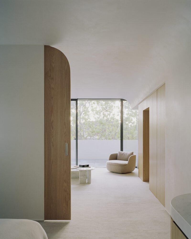 Không gian được làm "mềm" bởi những đồ dùng có góc bo tròn.