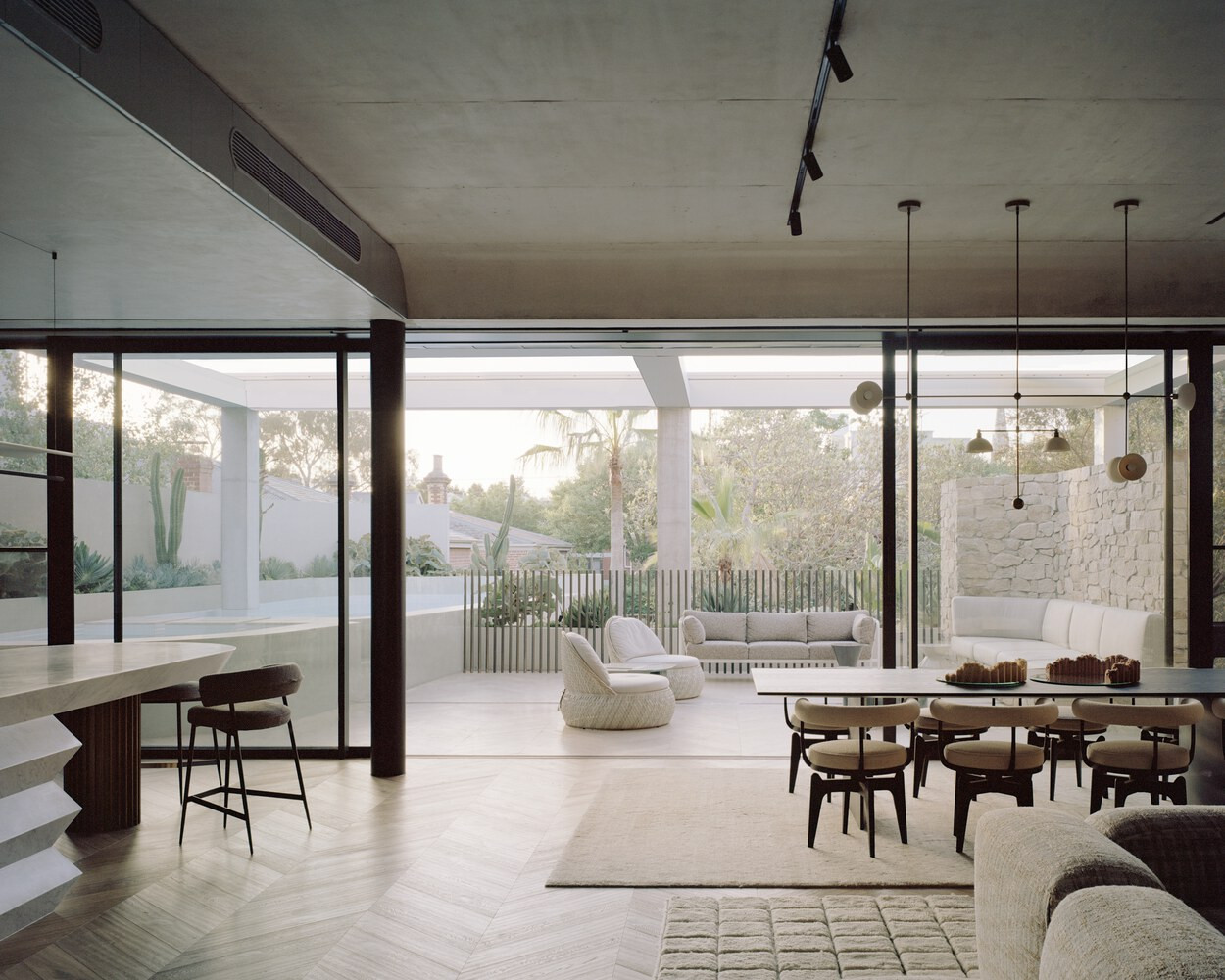 Bên trong là tiền sảnh cao gấp đôi với cầu thang xoắn ốc và hình khối uốn cong của phòng sinh hoạt chính, tất cả được sắp đặt như một tác phẩm nghệ thuật trừu tượng bằng gạch.