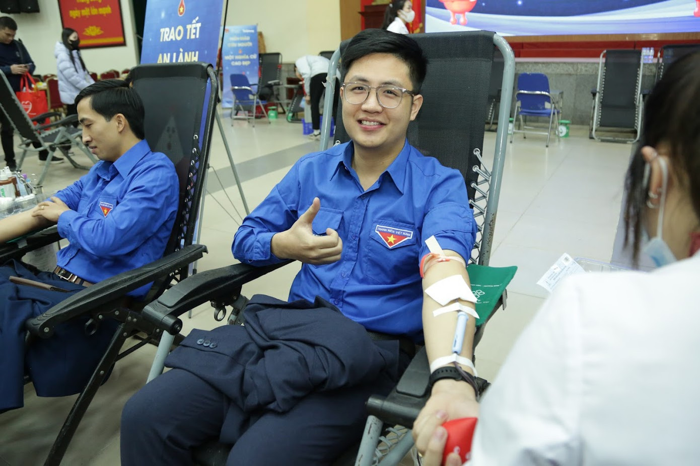 Anh Nguyễn Xuân Giáp - Phó Chủ tịch Thường trực Hội Thanh niên vận động hiến máu Hà Nội, anh tham gia hoạt động tình nguyện hiến máu từ khi còn là sinh viên và đến nay anh đã hiến máu được 40 lần. Anh Giáp cho biết đầu tháng anh mới thực hiện hiến tiểu cầu và bây giờ hiến máu.