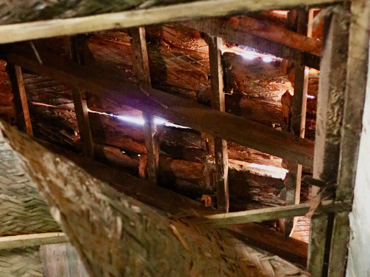 Trải qua hơn 4 thập kỷ, ngôi nhà đã xuống cấp một cách trầm trọng, nhiều hạng mục công trình nứt gãy, mục nát đe dọa đến cuộc sống của người dân.