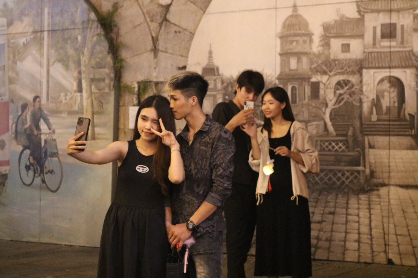 Nhiều bạn trẻ rủ nhau đến check-in trên con đường bích họa.