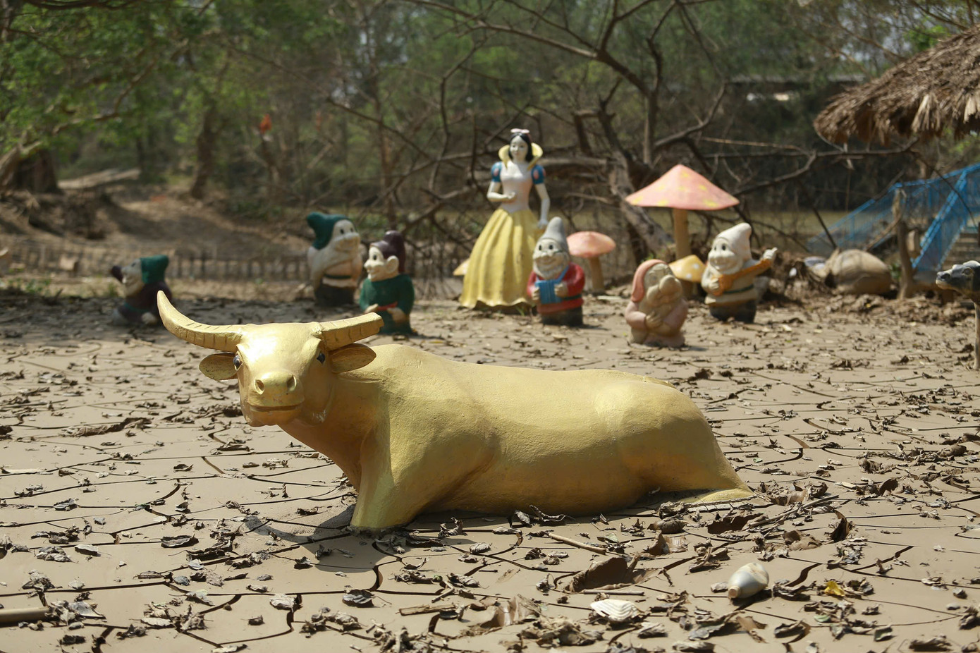 Nhiều tiểu cảnh, đồ trang trí để check-in hot hit một thời giờ ám màu bùn đất, bụi bặm.