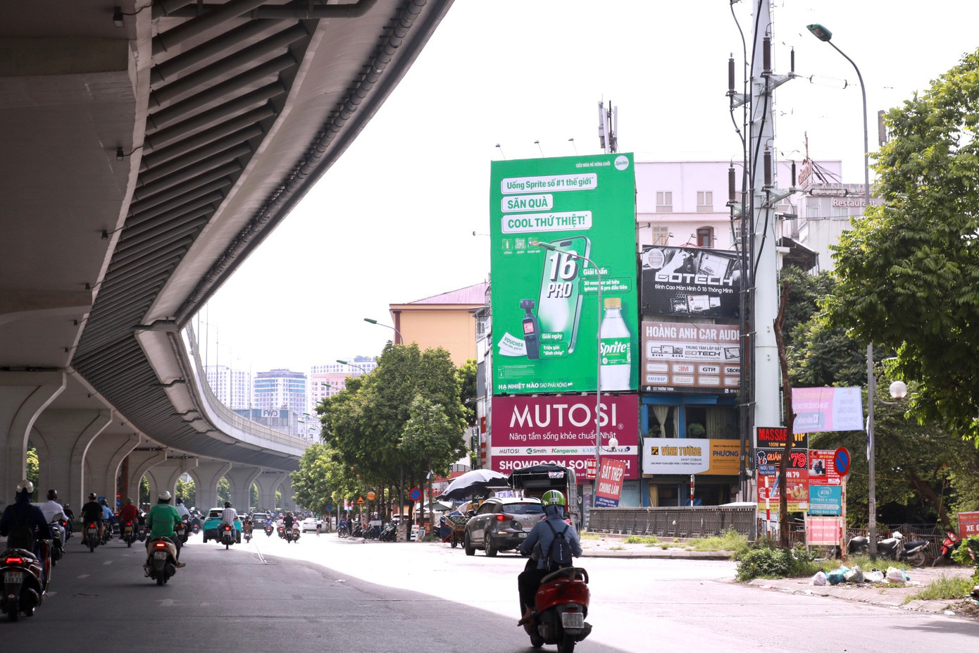 Biển quảng cáo ngoài trời được ví như "mỏ vàng" vì nó đem lại lợi nhuận rất lớn không chỉ cho các doanh nghiệp thuê biển quảng cáo để quảng bá sản phẩm, thương hiệu mà còn đem lại nguồn thu cho các hộ gia đình, doanh nghiệp cho thuê chỗ quảng cáo.