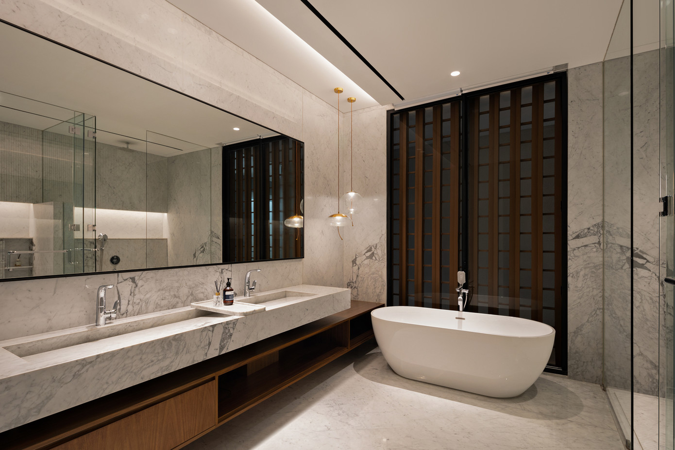 Phòng tắm với bồn tắm rời theo sở thích của gia chủ.