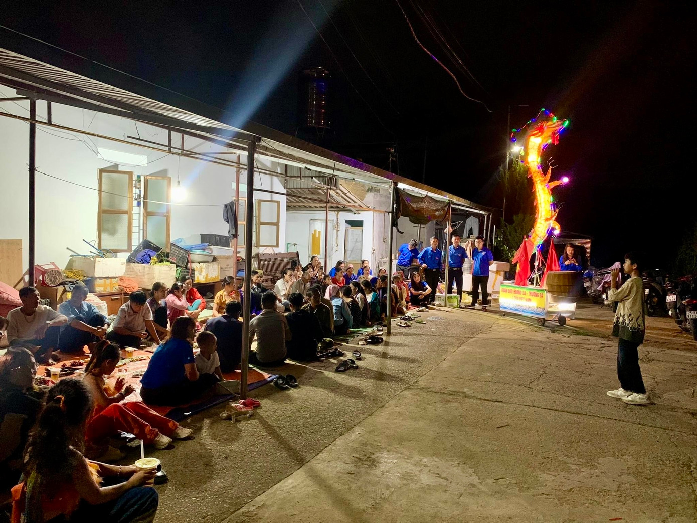 Chương trình "Vui Tết Trung thu" được tổ chức ngay trong khuôn viên xóm chạy thận. Ảnh: Huy Hiệu