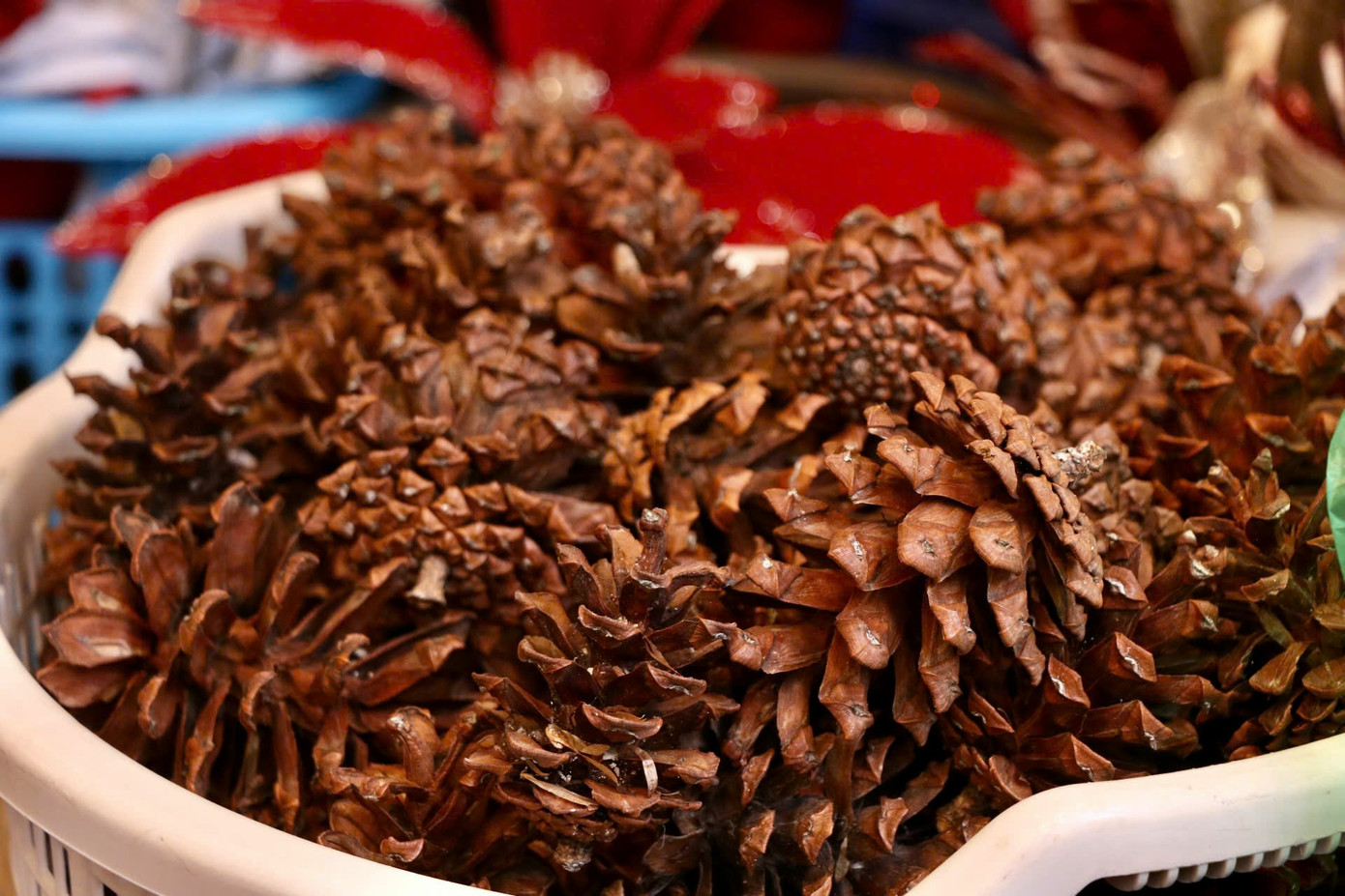 Nhiều mặt hàng khác như hoa tuyết, chuông, dây kim tuyến, bờm tuần lộc... được bán với giá từ 4.000 - 200.000 đồng tùy kích thước, chất liệu, kiểu dáng; quần áo ông già Noel giá phổ biến từ 100.000 - 500.000 đồng/bộ; vòng lá mùa vọng dao động từ 250.000 - 800.000 đồng/vòng.