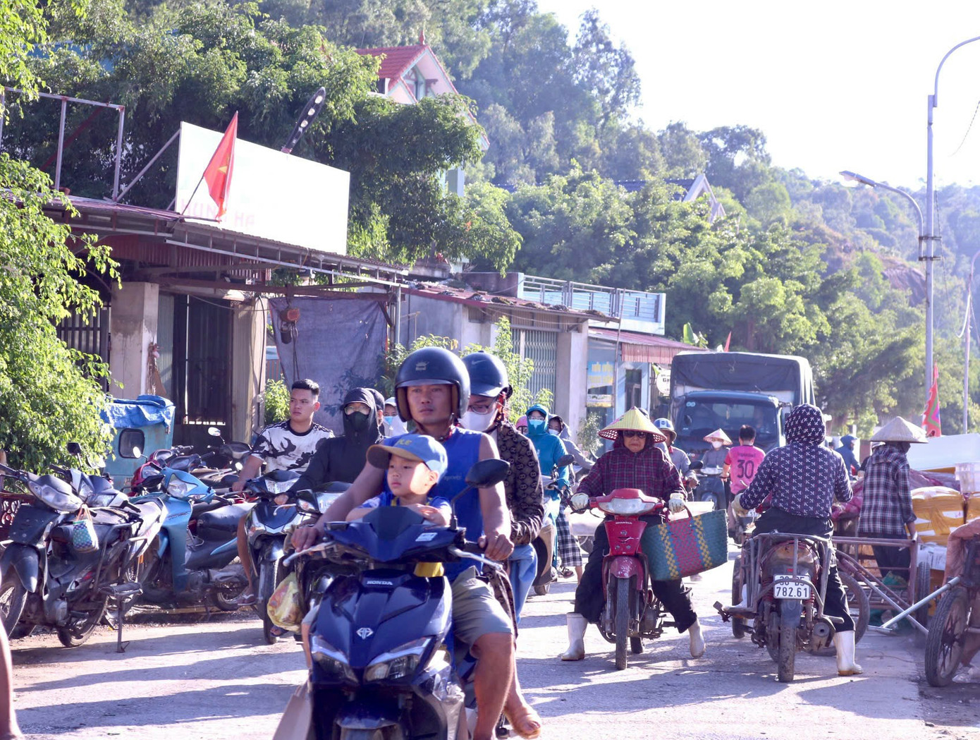 Vào những ngày lễ, bến thuyền trở nên đông đúc hơn thường nhật, người dân, du khách tìm đến mua hải sản về để thưởng thức. Trước 6h sáng, khách mua bán tại chợ chủ yếu là tiểu thương hoặc người dân địa phương: "Trước đây, khu vực này chủ yếu là dân đổ buôn, nhưng mấy năm nay du lịch phát triển, đường mở rộng, thuận tiện đi lại nên nhiều người dân và du khách về đây du lịch cũng tìm đến mua", anh Nguyễn Viết Hùng - ngư dân tại biển Lạch Trường cho hay.