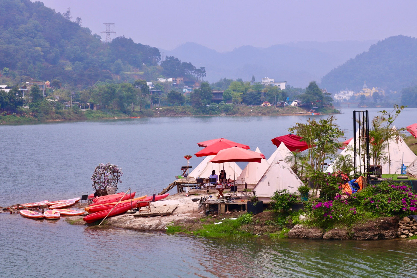 Cùng với sự nở rộ của "phong trào camping" ở nhiều nơi gần trung tâm Thủ đô như Công viên Yên Sở, khi đô thị Ecopark, bãi đá sông Hồng, chân cầu Vĩnh Tuy, chân cầu Nhật Tân,... những khu cắm trại chuyên nghiệp cũng xuất hiện ngày một nhiều như Sơn Tinh Camp, Đường Tâm Phan, Camping Sport Đồng Mô, Bản Xôi Village, Homely Land Glamping, Đồng Đò Camping.... với đầy đủ các dịch vụ cần thiết như cho thuê lều trại, bếp nướng, đặt đồ ăn sẵn kết hợp các hoạt động vui chơi ngoài trời như câu cá, chèo thuyền, đốt lửa trại,... và người cắm trại chỉ cần "xách ba lô lên và đi".