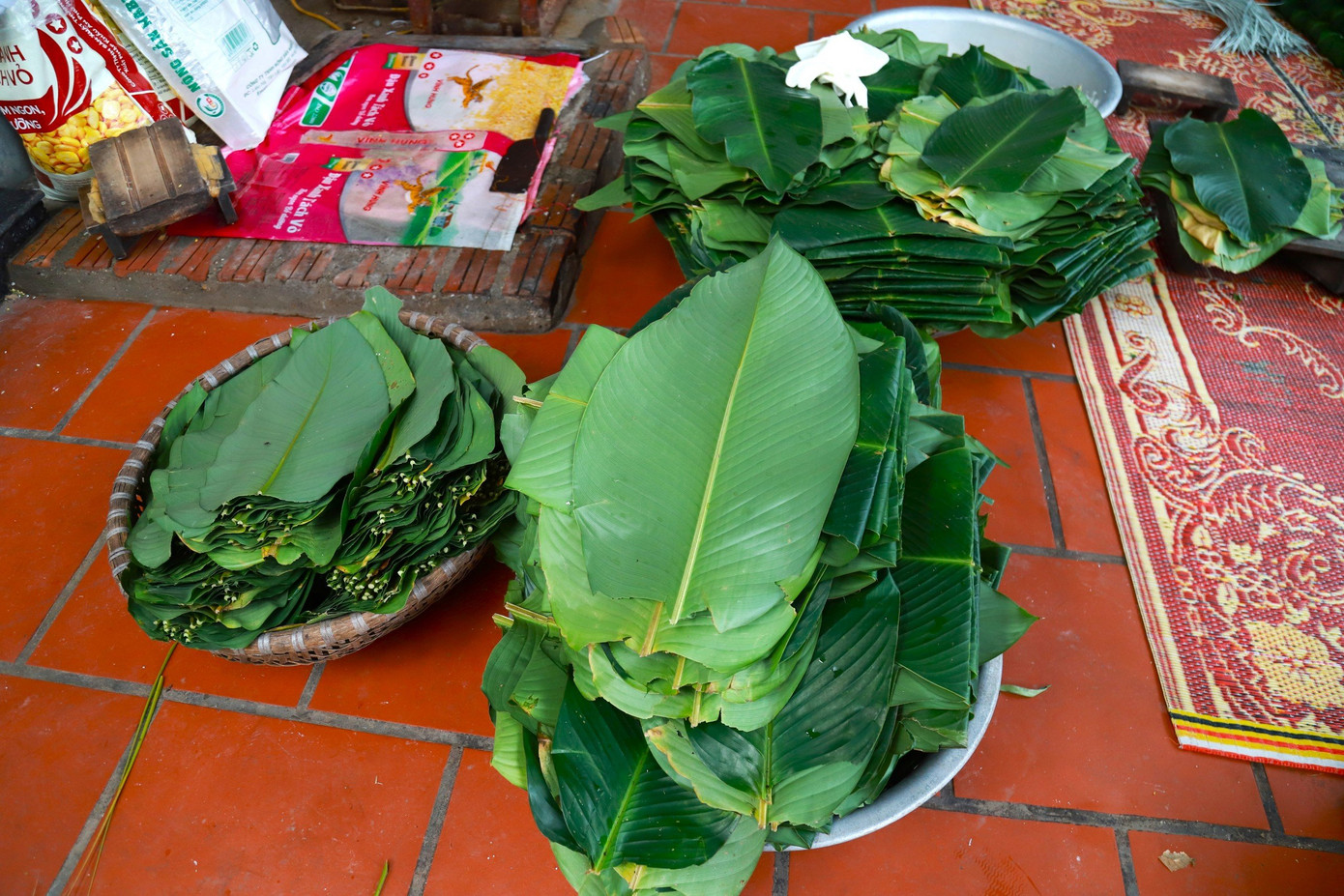 Lá dong sau khi xếp thành từng bộ 4 cái một sẽ được để riêng thành từng bó đến khi gói cho tiện.