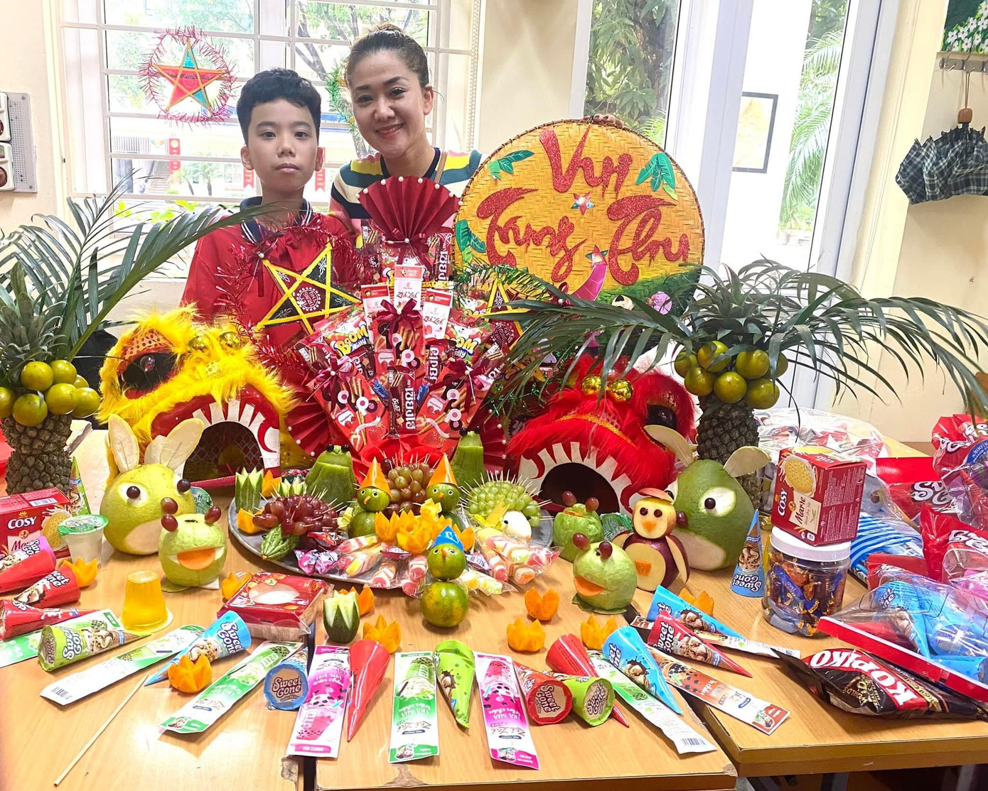 Chị Nguyễn Lam (Thanh Xuân, Hà Nội) chia sẻ: "Ngày xưa trẻ con còn có Trung thu, bây giờ toàn hiện đại hóa hết rồi nên tôi làm cho có tí không khí, mọi người đều được tham gia vui vẻ" . Chị Nguyễn Lam (Thanh Xuân, Hà Nội) chia sẻ: "Ngày xưa trẻ con còn có Trung thu, bây giờ toàn hiện đại hóa hết rồi nên tôi làm cho có tí không khí, mọi người đều được tham gia vui vẻ" .