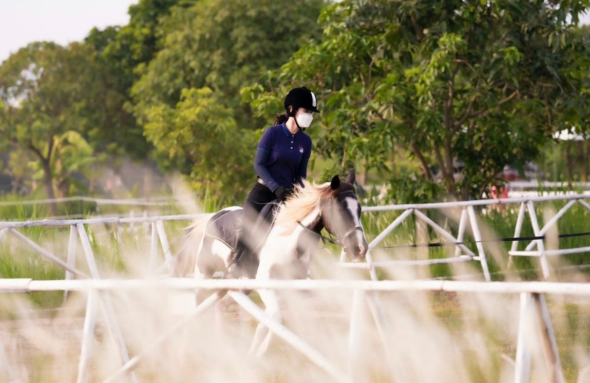 Chị Ngô Thị Thu Hằng cho biết: “Cưỡi ngựa chính là bộ môn có sự tương tác giữa người và vật, có sự mạo hiểm một chút bởi vì còn liên quan đến tính cách của con ngựa. Đấy chính là điểm cuốn hút tôi muốn chinh phục. Có những tuần tôi sắp xếp đi cả tuần.”