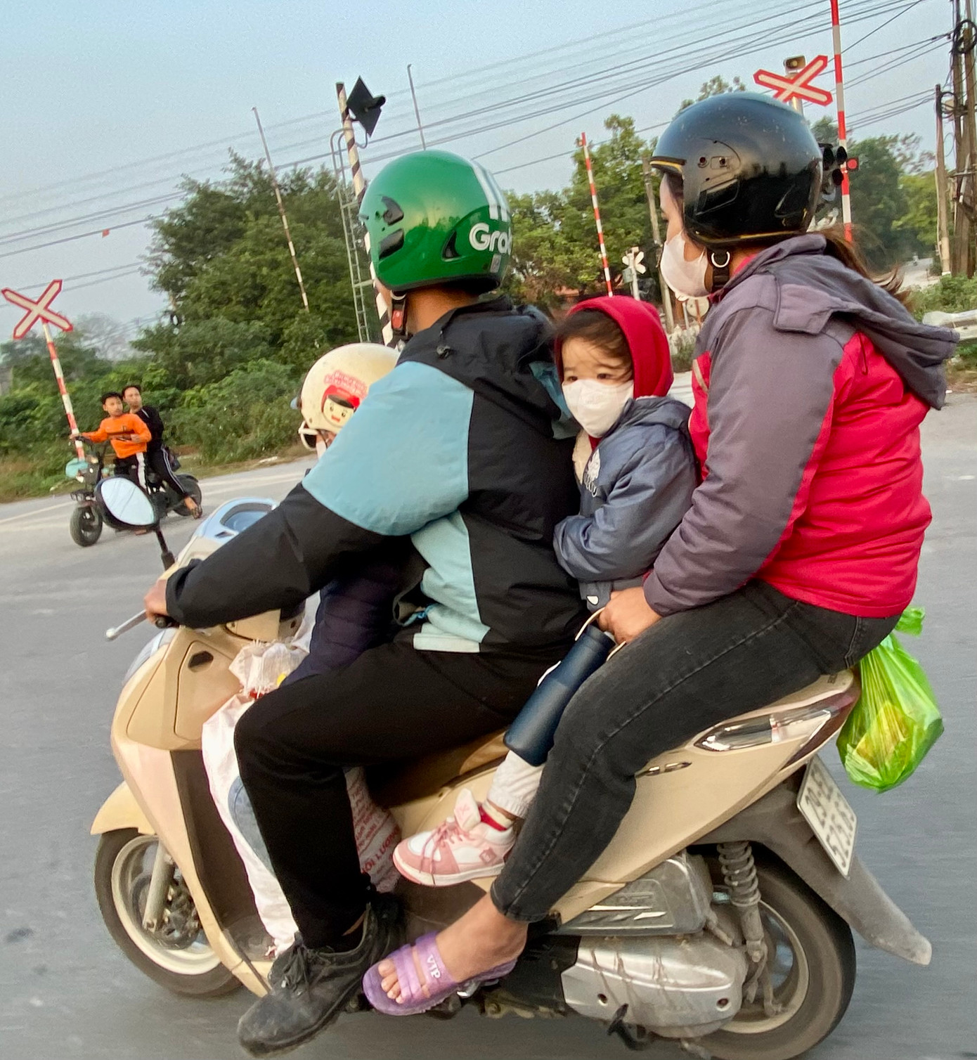 Nhiều gia đình lựa chọn đi xe máy "cho tiện".