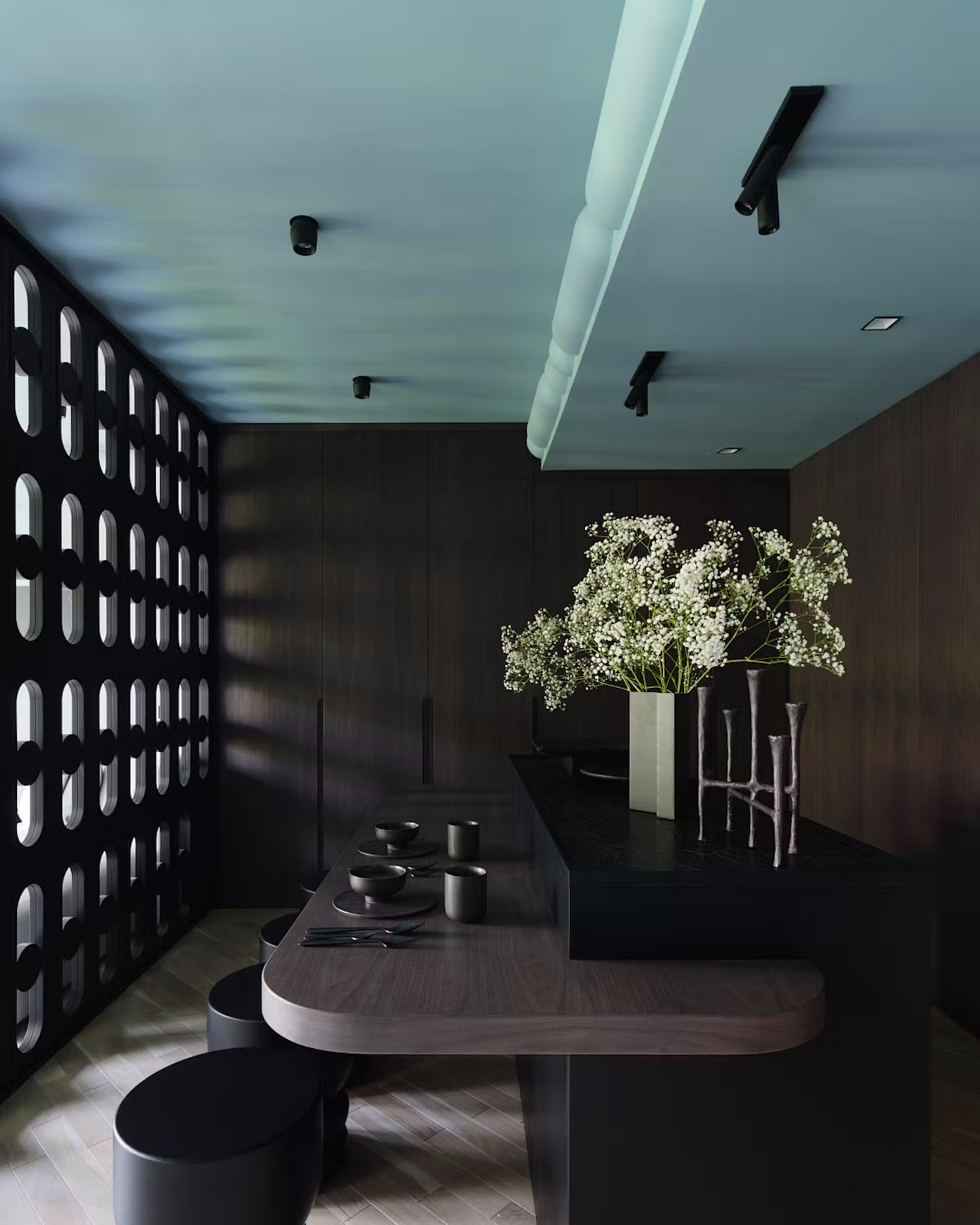 Khối không gian riêng gồm phòng ngủ, phòng thay đồ và phòng tắm master khéo giấu sau hệ tủ. Mỗi khu vực có chức năng rõ ràng, chuyển tiếp liền mạch.