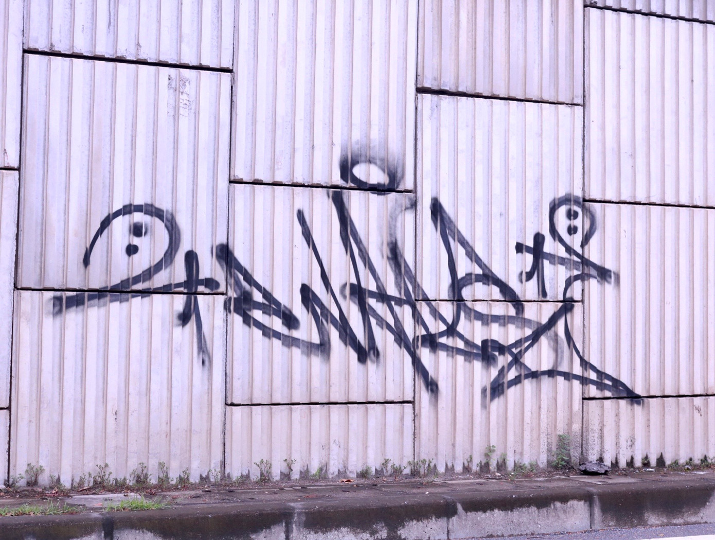 Những mảng tường trống như "tấm giấy nháp" cho nhiều đối tượng đam mê bộ môn nghệ thuật đường phố graffiti "luyện tay nghề".