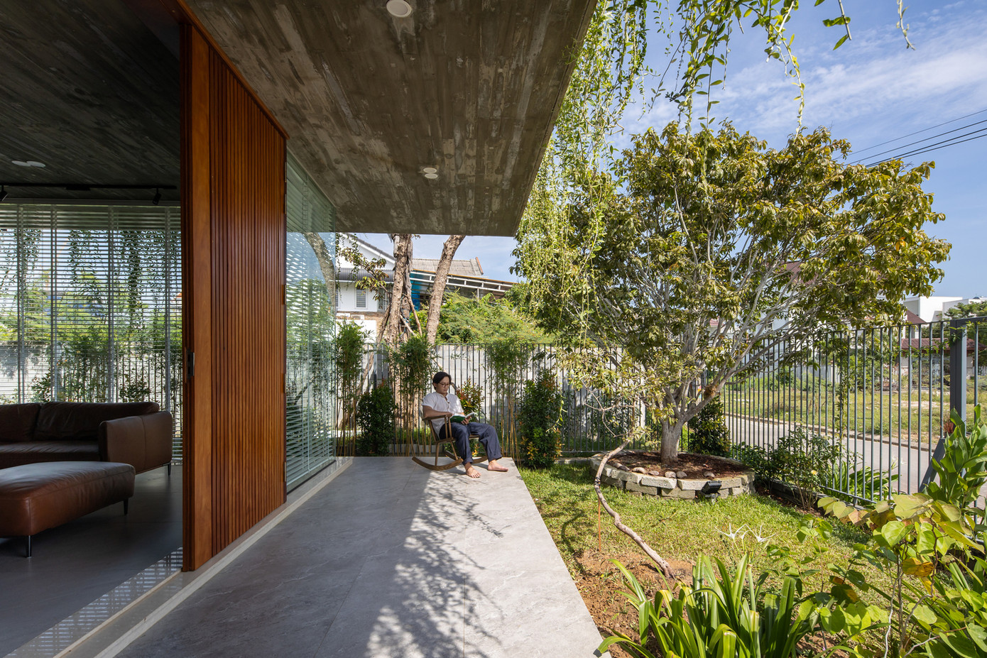 Hành lang bên ngoài rộng và liên kết trực tiếp với vườn có thể được tận dụng là không gian thư giãn, đọc sách,....hòa mình với thiên nhiên.