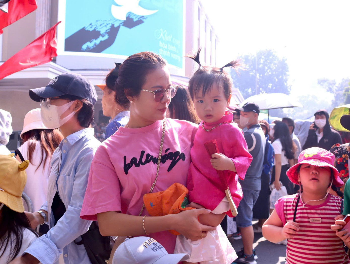 Nhiều em nhỏ cũng được gia đình đưa lên phố để hòa cùng không khí sôi động của ngày lễ.