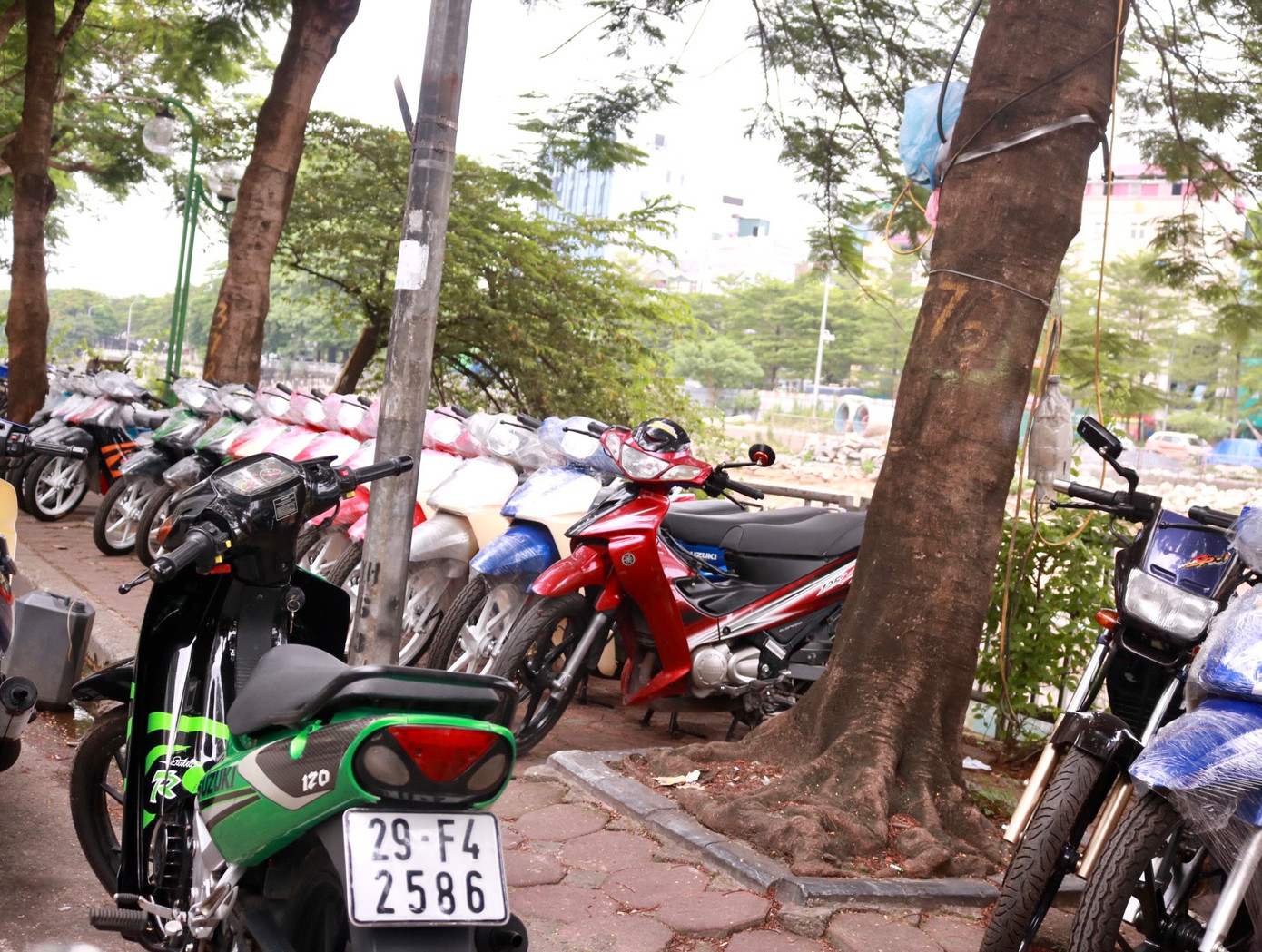 Nhiều điểm dọc tuyến đường, vỉa hè còn bị chiếm dụng thành nơi bày bán xe của một cửa hàng xe máy.