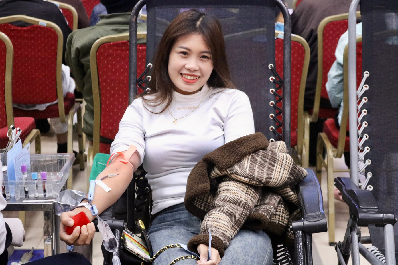 Chương trình Chủ Nhật Đỏ diễn ra trong sáng 28/1 đã tiếp nhận 750 đơn vị máu. Nguồn máu quý giá này được bổ sung vào kho máu dự trữ để kịp thời điều trị, cấp cứu cho người bệnh trong dịp trước, trong và sau Tết Nguyên đán.