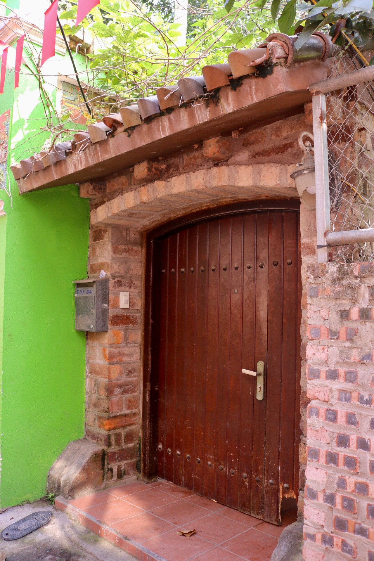 Bà Mỹ cho biết thêm, trong ngõ có 24 hộ nhưng có đến hơn 20 hộ xây cổng theo lối kiến trúc này.