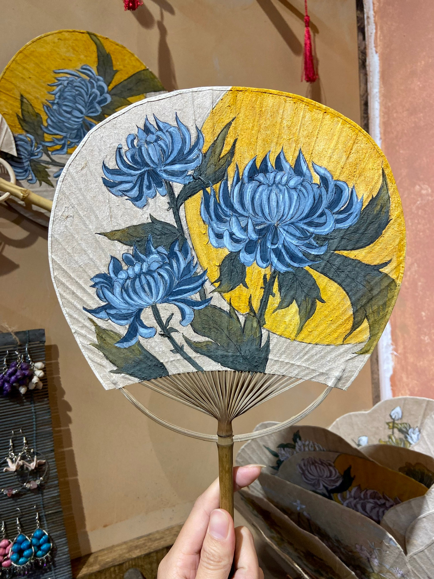 "Các sản phẩm chao đèn sau khi hoàn thiện sẽ có có giá thành từ vài trăm ngàn đồng cho tới vài triệu đồng tùy từng sản phẩm", Đoàn Thái Cúc Hương chia sẻ. Trong tương lai, cô gái 9x mong muốn sẽ có thể hướng sản phẩm của mình phát triển rộng hơn ở trong nước và mong muốn lan rộng ra thị trường quốc tế