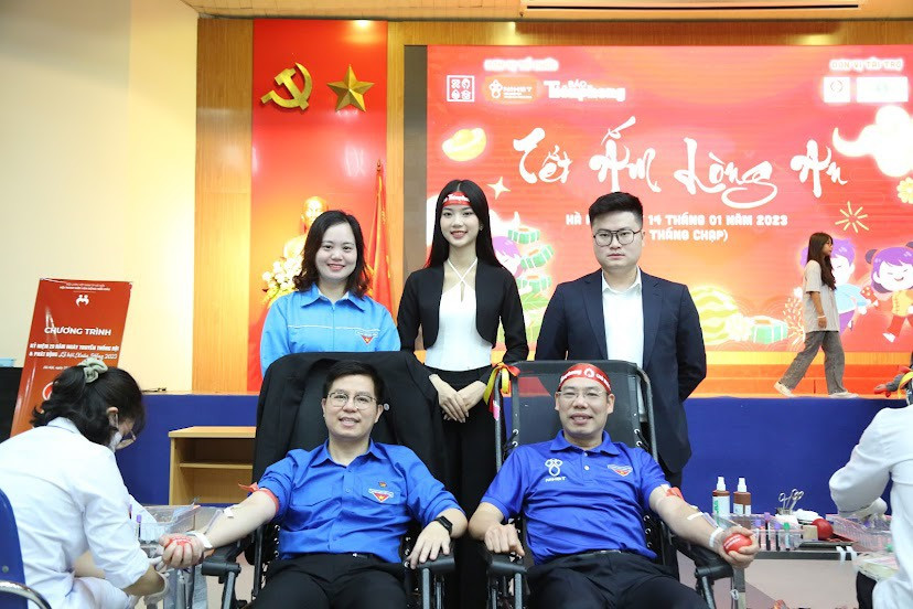 Bí thư Đoàn Viện Huyết học - Truyền máu Trung ương (bên trái) đã hiến máu tổng cộng 58 lần
