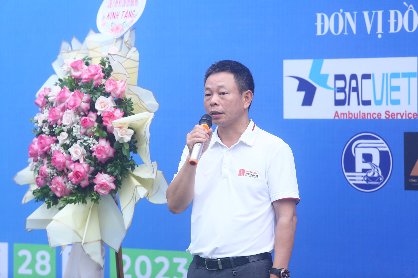Nhà báo Phùng Công Sưởng, Phó Tổng Biên tập Báo Tiền Phong phát biểu khai mạc giải tennis Tiền Phong Open 2023 Nhà báo Phùng Công Sưởng, Phó Tổng Biên tập Báo Tiền Phong phát biểu khai mạc giải tennis Tiền Phong Open 2023