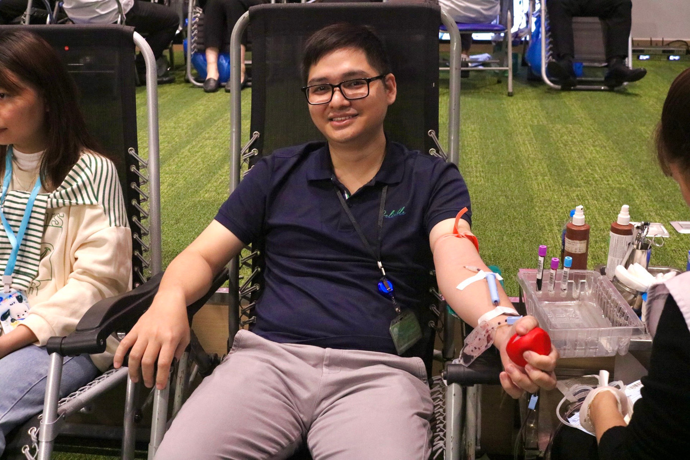 Với ý niệm "mỗi giọt máu cho đi, một cuộc đời ở lại", nhiều người không ngần ngại vượt trời mưa đến với chương trình hiến máu. Anh Hữu Trung (Ba Đình, Hà Nội) chia sẻ: "Mặc dù hôm nay trời mưa và có chút bất lợi cho việc di chuyển nhưng tôi thấy có nhiều người đến từ rất sớm để làm thủ tục hiến máu. Tôi nghĩ điều đấy sẽ đem lại một ý nghĩa lớn cho chương trình hôm nay".