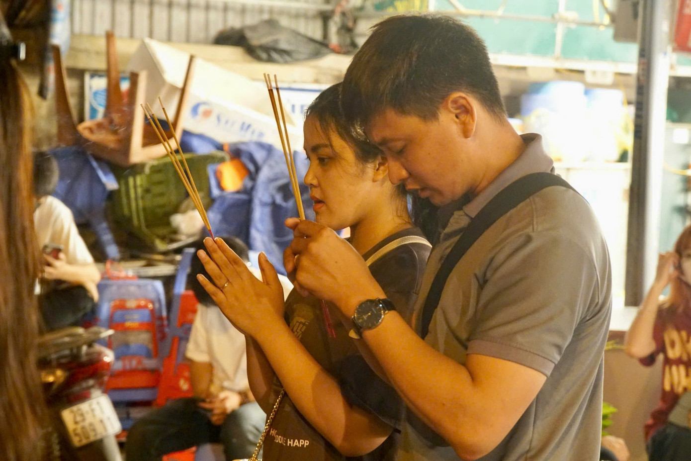 Nhiều bạn trẻ đứng vái vọng từ phía ngoài cửa phủ.