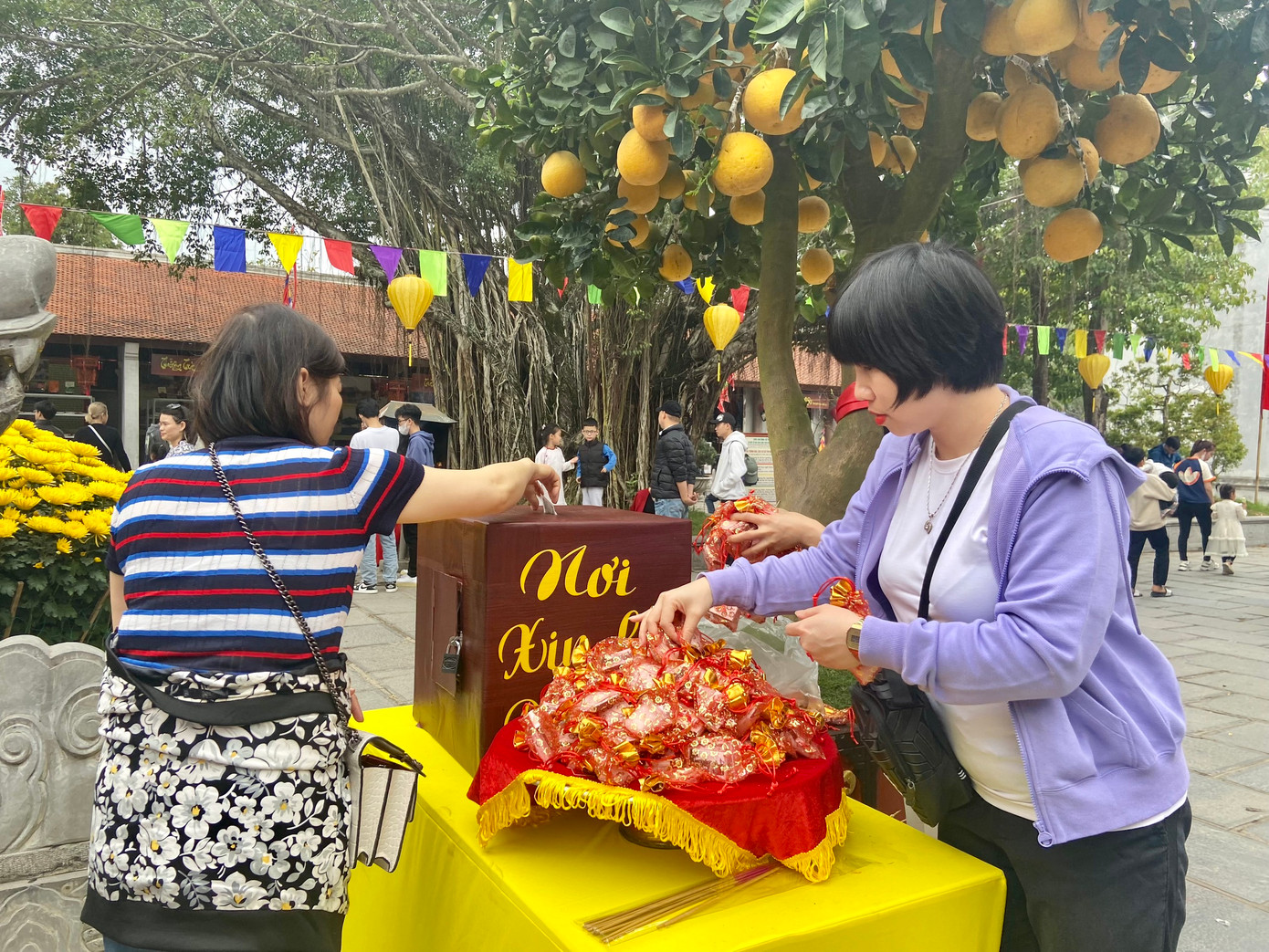 Ngày đầu năm mới, nhiều người đến với khu di tích vừa để dâng hương, vừa để xin lộc.