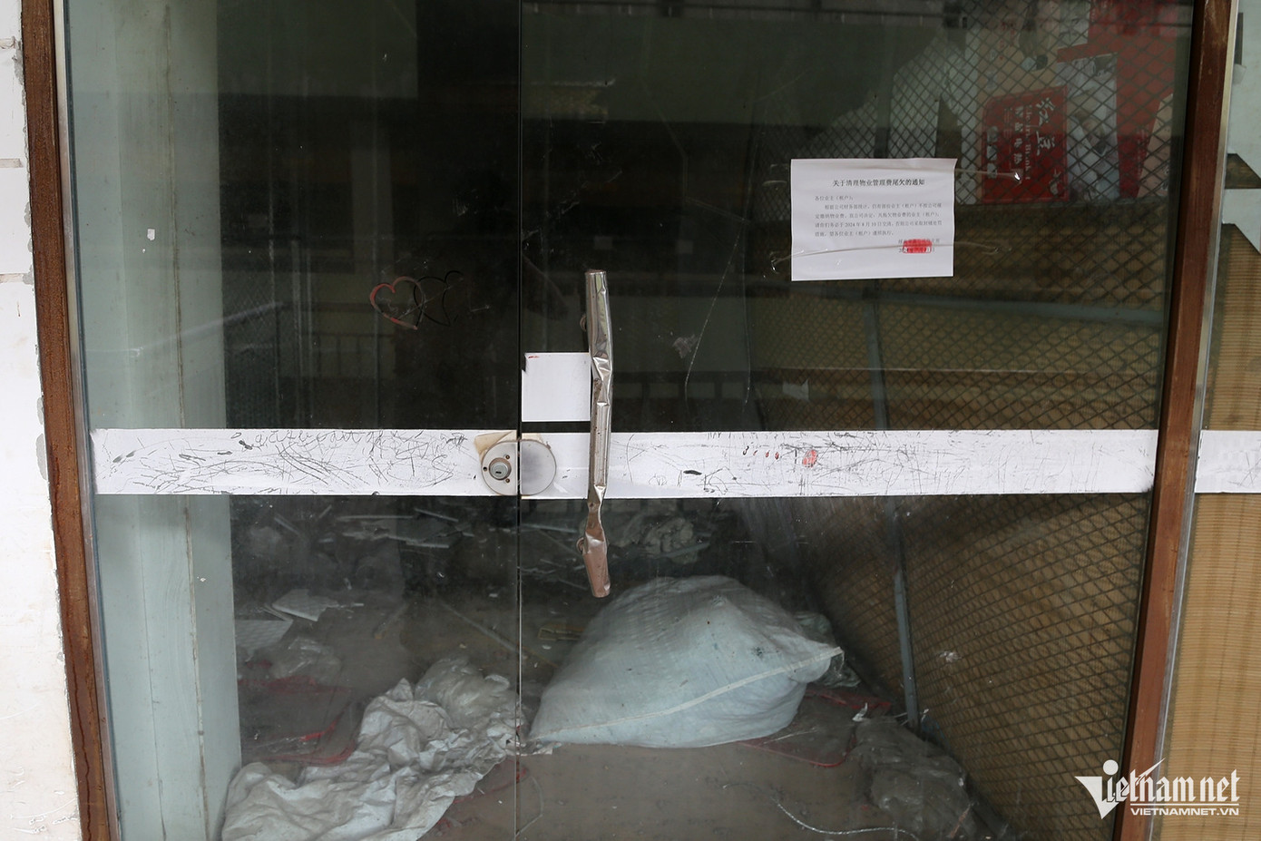 Hàng loạt ki-ốt bên trong trung tâm thương mại đã khóa trái, không có dấu hiệu buôn bán trở lại. Ảnh: Phạm Công. Hàng loạt ki-ốt bên trong trung tâm thương mại đã khóa trái, không có dấu hiệu buôn bán trở lại. Ảnh: Phạm Công.