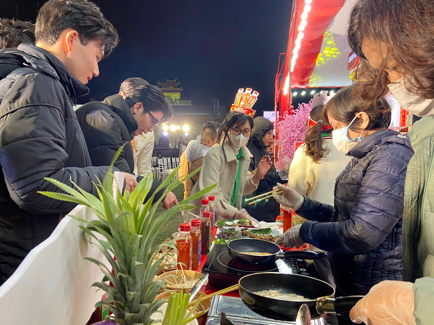 Không gian ẩm thực gồm nhiều gian hàng với đa dạng đồ ăn 3 miền thu hút đông đảo thực khách đến tham quan, thưởng thức.