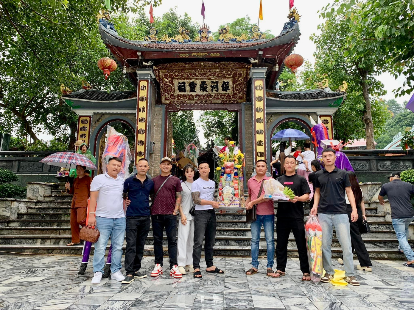 Nhiều người dân đến dâng lễ dịp tháng 7 Âm lịch. Nhiều người dân đến dâng lễ dịp tháng 7 Âm lịch.