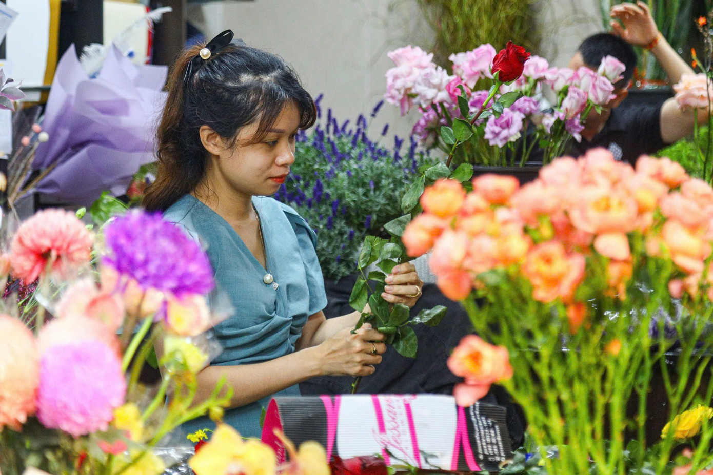 Nhân viên tại cửa hàng làm việc không ngơi tay trong những ngày cận kề 20/10. Nhân viên tại cửa hàng làm việc không ngơi tay trong những ngày cận kề 20/10.