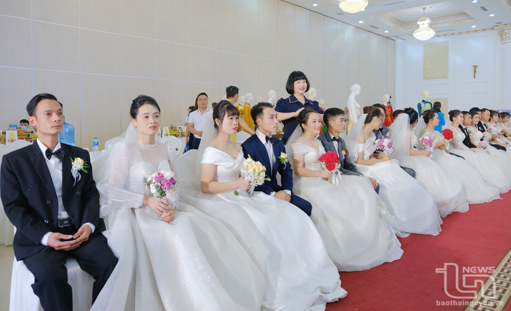 Các cặp đôi cô dâu, chú rể tại Lễ cưới tập thể tại Thái Nguyên (Ảnh: Báo Thái Nguyên) Các cặp đôi cô dâu, chú rể tại Lễ cưới tập thể tại Thái Nguyên (Ảnh: Báo Thái Nguyên)