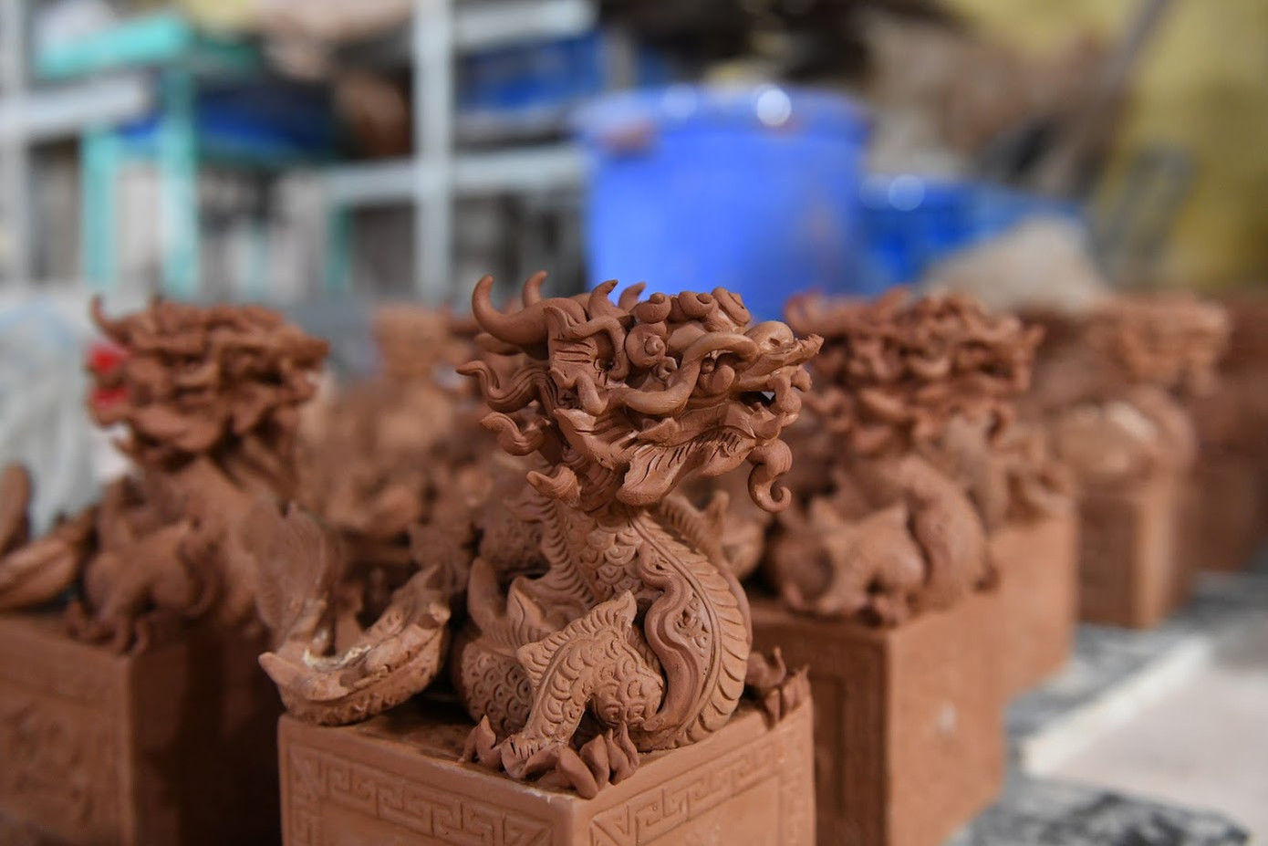 Sau khi hoàn thiện khâu tạo hình bằng gốm cơ bản và được tráng men, "phôi" sẽ được đem đi nung trong khoảng 5 ngày trước khi được đem đi vẽ vàng.