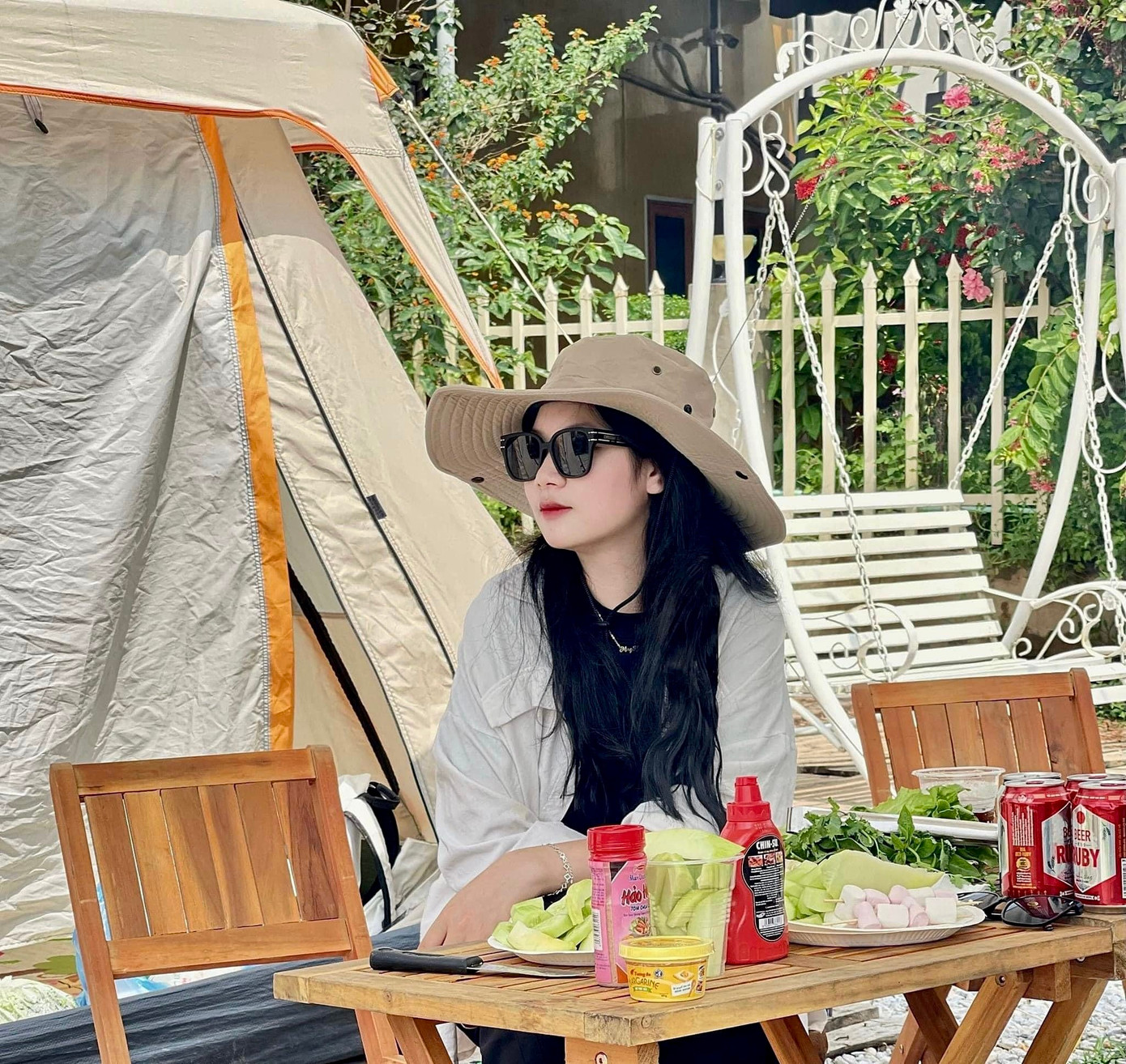 Tại hồ Đồng Đò cũng không thiếu những góc để du khách tha hồ sống ảo. Chỉ cần tạo dáng đơn giản và chụp là đã có thể có được những bức ảnh cực "chill".