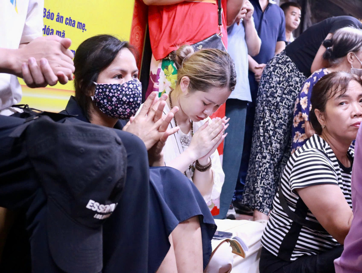 Theo nhiều người dân chia sẻ, việc đi dự lễ Vu lan đã trở thành thói quen hàng năm và cũng để bày tỏ lòng biết ơn, nhớ về cội nguồn. Người dân thành kính làm lễ cùng tụng kinh, niệm Phật cầu quốc thái dân an, siêu độ vong linh, gia đình bình an, hạnh phúc.