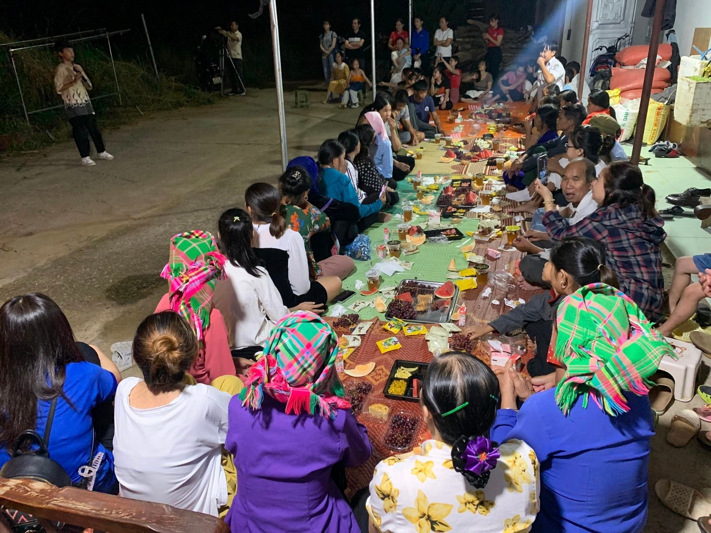 Những người dân xóm trọ ngồi quây quần với nhau quanh mâm cỗ được Tỉnh Đoàn cùng các em thiếu nhi chuẩn bị từ trước.