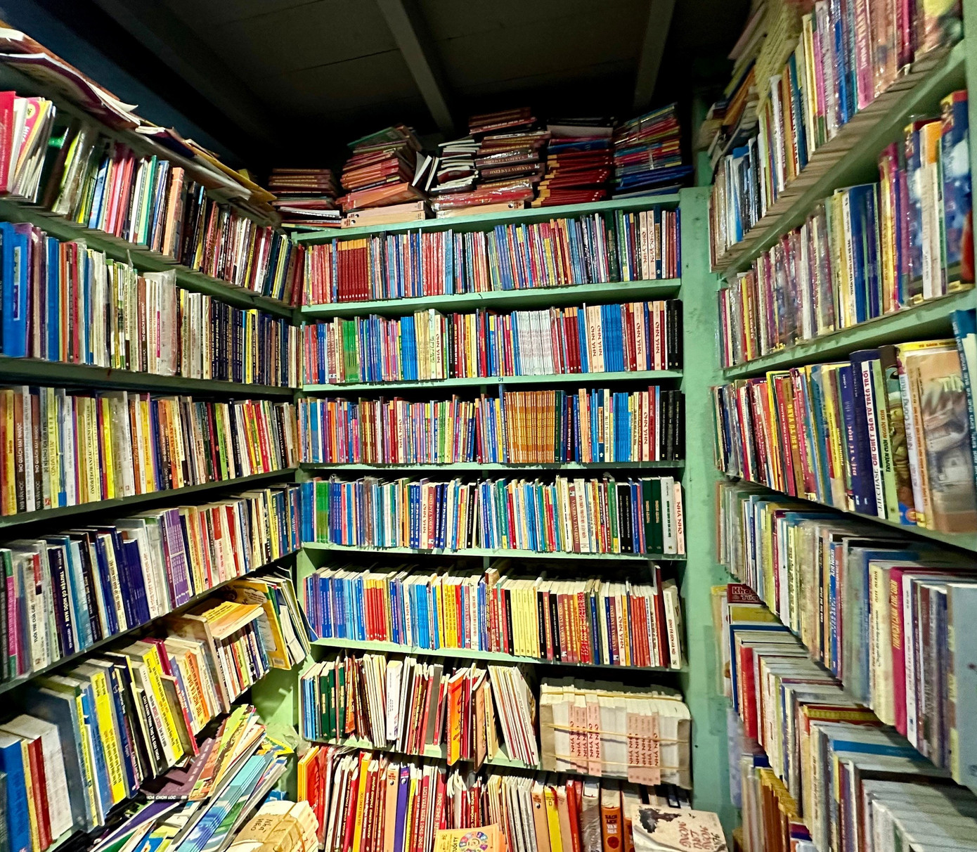 Trong ngôi nhà 2 tầng rộng gần 200m2 được bày đầy những kệ sách. Có những quyển sách mới, có quyển sách có tuổi đời lên đến hàng chục năm nhưng vẫn được cất giữ cẩn thận trên kệ sách.