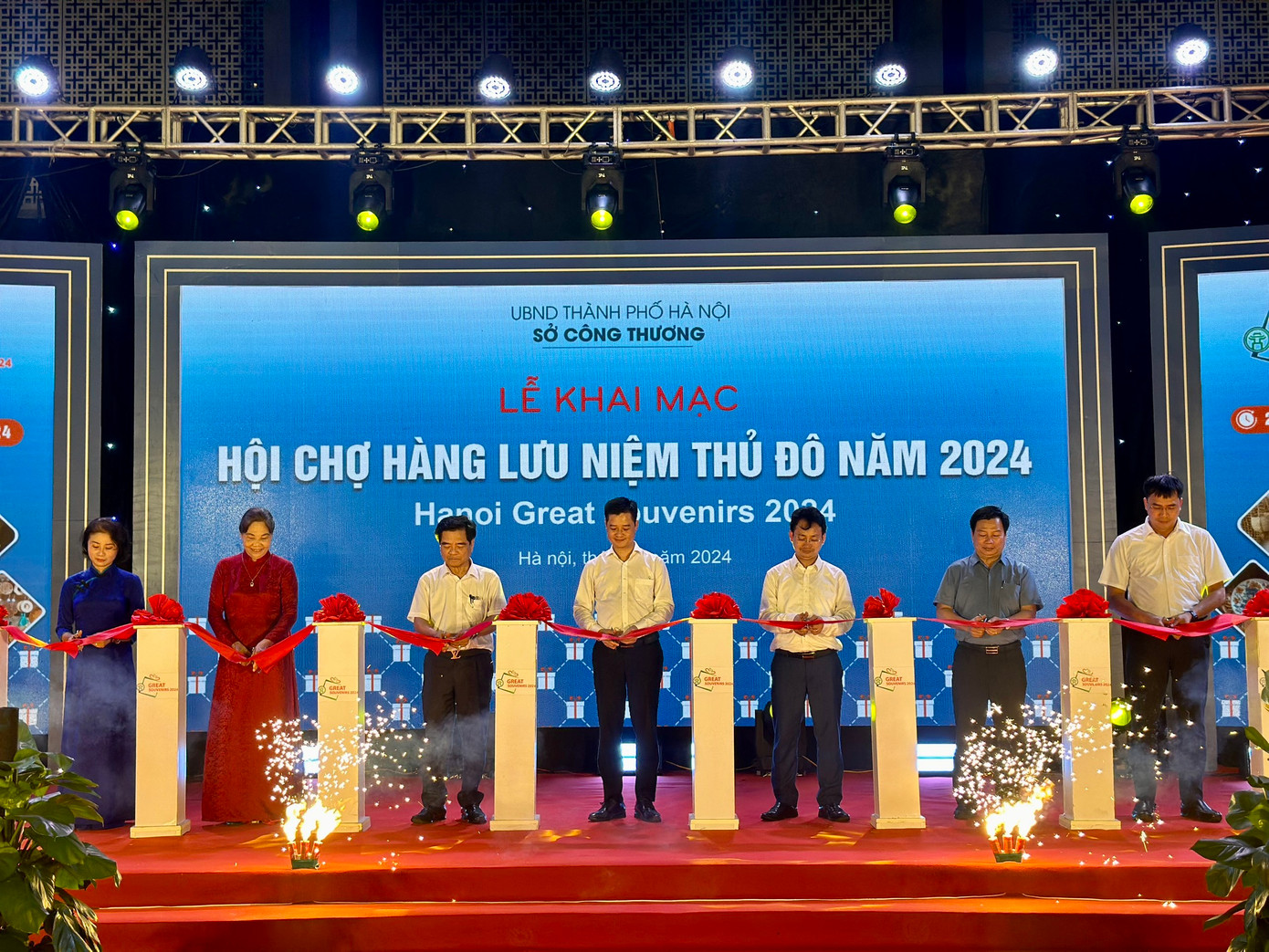 Các đại biểu tham gia cắt băng khai mạc hội chợ Hàng lưu niệm Thủ đô 2024.